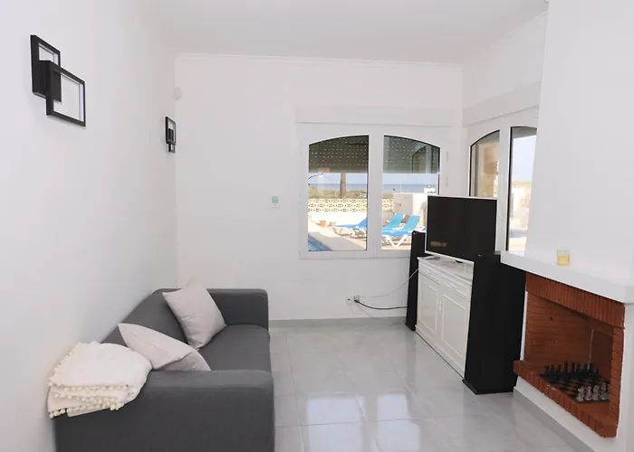 Chalet En La Playa Con Piscina Privada - Holavivienda Inmobiliaria